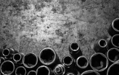 Metal arka plana mekanik aletler yerleştirildi. Metal üzerindeki boşluğun klasik görüntüsü, bir sürü eski alet. Uzayı kopyala Araba servisi ve tamir konsepti. Çalışma masasında araçlar.