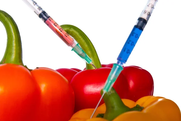 Genetik Olarak Değiştirilmiş Sebzeler Gmo Gıda Konsepti Şırıngalar Sebzelerin Içinde — Stok fotoğraf
