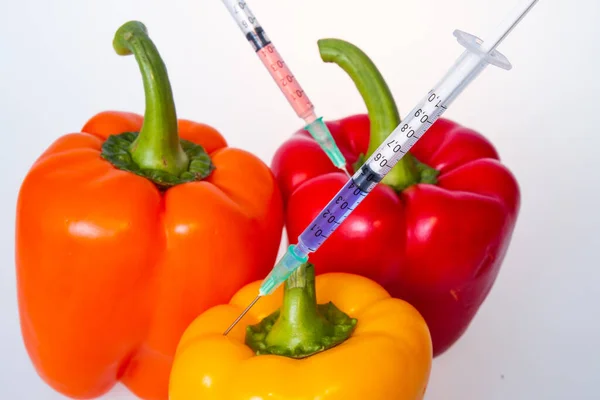 Legumes Geneticamente Modificados Conceito Alimentos Geneticamente Modificados Seringas Ficam Presas — Fotografia de Stock