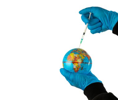 Şırınga ve küre. Salgın konsepti. Dünya aşısı. Avrupa 'da Covid 19, Dünya gezegenine enjeksiyon yapılan gezegen ellerinde.. 
