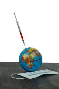 Maske, şırınga ve toprak. Virüse karşı bir iğne. Coronavirüs salgını. Dünya aşısı. Avrupa ve Usa haritasında Covid 19. Uzayı metin için kopyala. Beyazda izole edilmiş. 