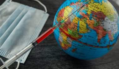 Dünya gezegenine virüse karşı bir enjeksiyon. Şırınga ve küre. Coronavirüs salgını. Dünya aşısı. Avrupa haritasında Covid 19. Maske, şırınga ve toprak. Avrupa haritası Coronavirüs. 