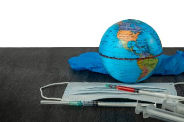 Maske, şırınga ve toprak. Virüse karşı bir iğne. Çin koronavirüsü salgını. Dünya aşısı. ABD 'de Covid 19, Usa. Metin için alanı kopyala.