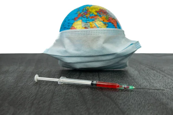 Dünya Gezegeni Maske Şırınga Içinde Küre Aşılama Dünya Coronavirüs Salgını — Stok fotoğraf