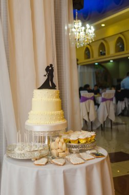 Restoran resepsiyonda güzel düğün pastası