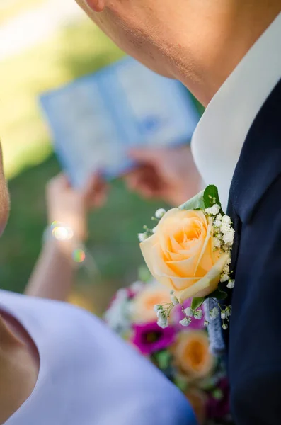 Düğün yaka çiçeği damat takım elbise üzerinde — Stok fotoğraf