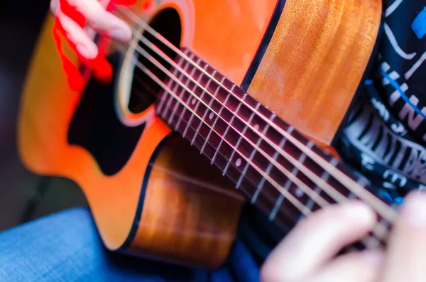 Oefenen in het spelen van gitaar. — Stockfoto