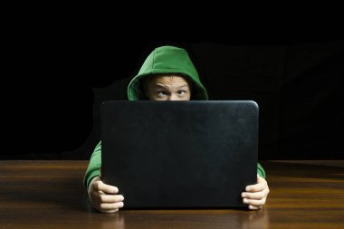 Dizüstü bilgisayar kullanan genç çocuk