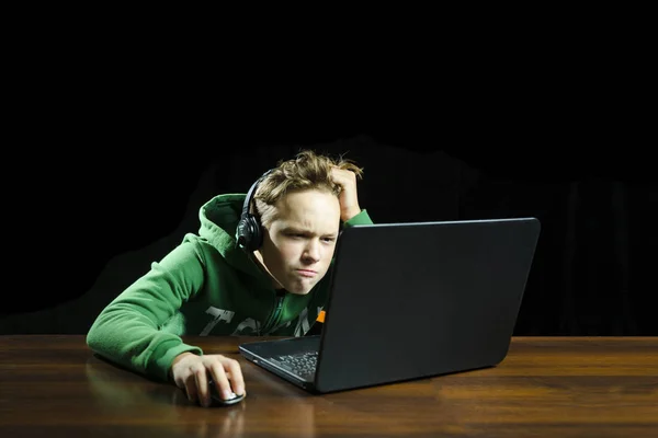 ラップトップ コンピューターを使用して若い男の子 — ストック写真