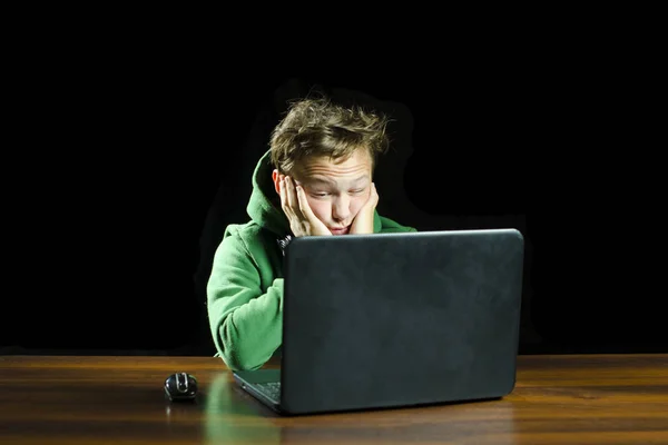 ラップトップ コンピューターを使用して若い男の子 — ストック写真