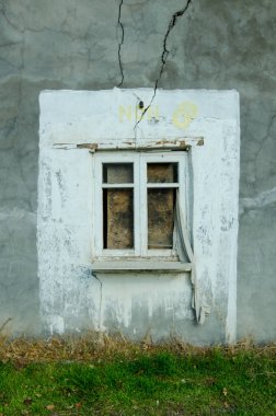 Taş duvar ile doğal yeşil çimenlerin üzerinde ahşap pencere