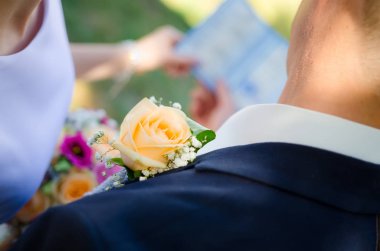 bir kostüm damadın üzerinde düğün yaka çiçeği