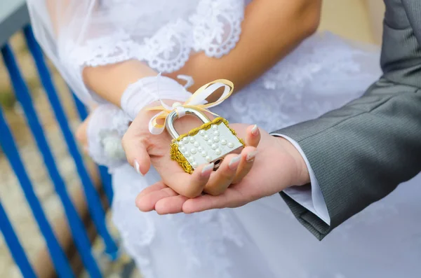 Bloqueo en las manos de los recién casados . — Foto de Stock