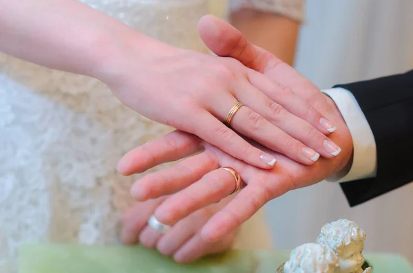 El novio sostiene la mano de la novia en su mano. día de la boda — Foto de Stock
