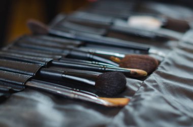 İzole çeşitli makyaj fırçaları