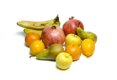 Beyaz üzerinde izole meyve yığını, yakın.