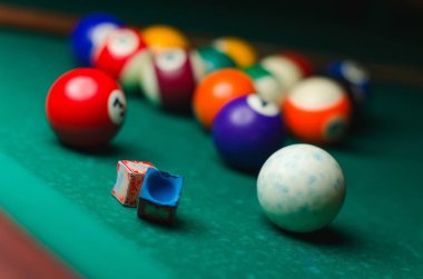 Yeşil bilardo masasında bilardo topları