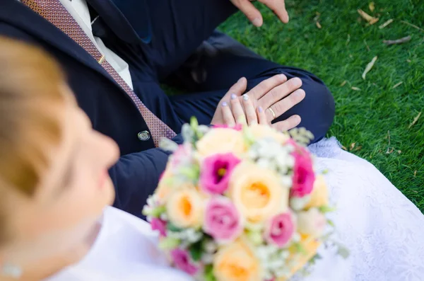 Mariée et marié se tenant la main — Photo