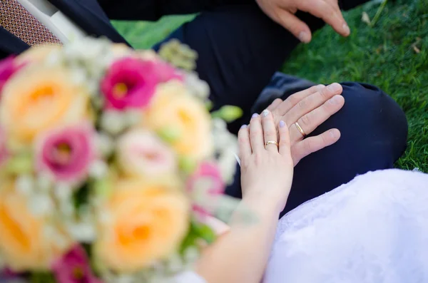 Noiva e noivo segurando a mão um do outro com alianças de casamento . — Fotografia de Stock