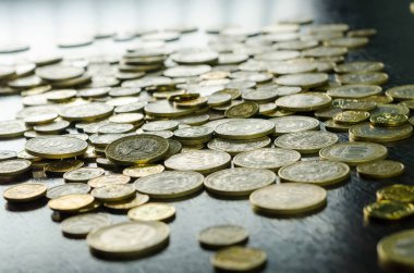 Ahşap bir masa sikkelerinde Kazakistan Tenge