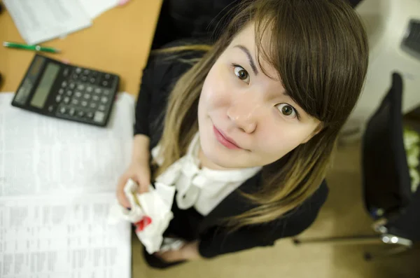 Vrouw op de arbeidsplaats. Bovenaanzicht — Stockfoto