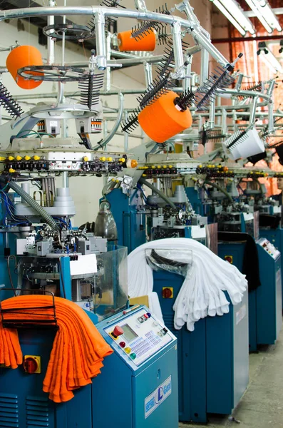 糸の織り工場で機械をワープ — ストック写真