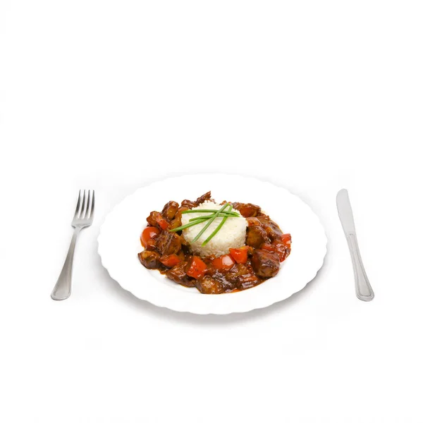 쌀, 팬 구이 고기와 야채 흰색 배경에 접시 — 스톡 사진