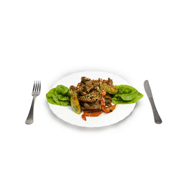 Filetes de ternera a la parrilla con verduras y salsa aislados sobre fondo blanco . — Foto de Stock