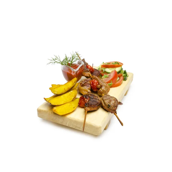 Kebab shish bebek dengan frit dan sayuran dan sause pada tusuk sate — Stok Foto