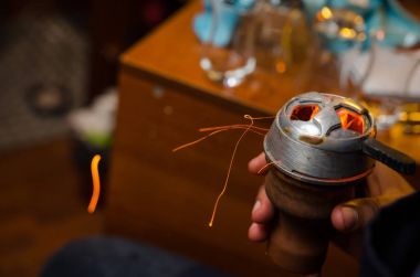 Aka nargile veya charcoals üstüne yerleştirerek bir restoranda nargile shisha hazırlanıyor.