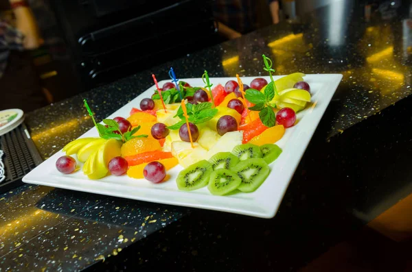 Canapés de fruits au restaurant comme service de restauration — Photo