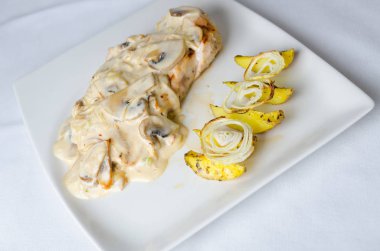 Kremsi beyaz şarap ve mantar sosu tavuk göğsü