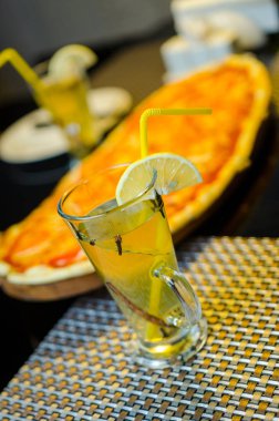 Türk cam Kupası çilek, pizza arka plan üzerinde seçici odak ile meyve çayı