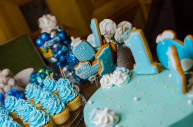 Yanan mumlar ile mavi doğum günü