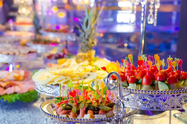 Delikatesser och snacks på en buffé eller fest. — Stockfoto