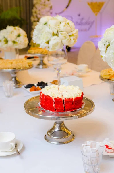 Délicieux gâteau sur table blanche — Photo