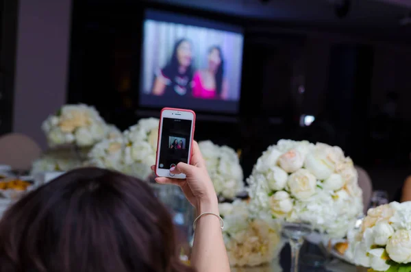 Imagem de mãos femininas segurando telefone celular com modo de câmera de foto na tela . — Fotografia de Stock