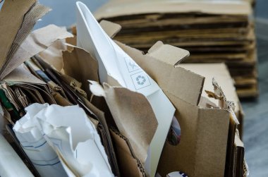 Geri dönüşümlü malzemeler. Geri dönüşüm için çöp seçimi. Kağıt geri dönüştürülebilir. atık kağıt geri dönüşümü