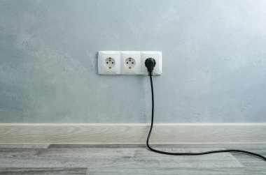 Elektrik kablolarına sahip elektrik prizlerinin yakın görüntüsü