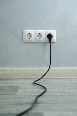 Elektrik kablolarına sahip elektrik prizlerinin yakın görüntüsü