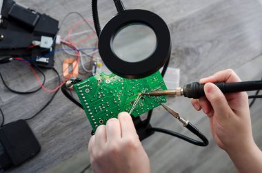 Solder ve elektronik devre kartı. mikrodevreyi onar