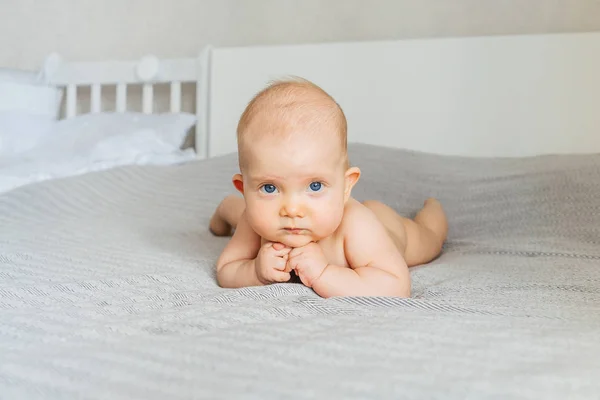 Nu Mignon Bebe Fille Allonge Sur Un Fond Clair Dans Le Lit A La Maison Tete Magnifique Stock Photo Nu Mignon Bebe Fille Allonge Sur Un Fond Clair Dans Le Lit A La Maison Tete Magnifique Stock Photo