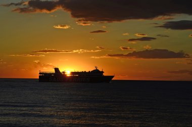 Yunanistan, güneşin batışını ve gemisi