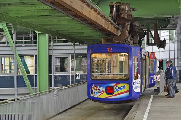 Duitsland, Wuppertal, bovengrondse spoorlijn — Stockfoto