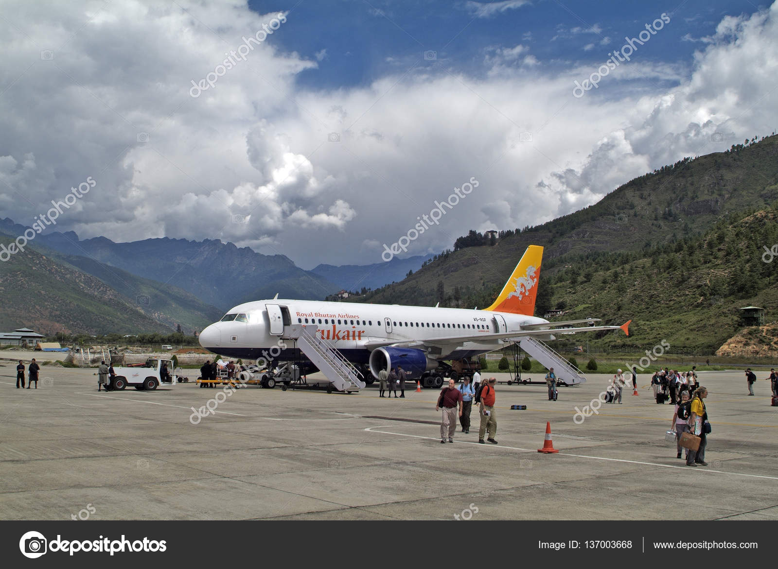 不丹，帕罗机场—— 库存社论照片© fotofritz #137003668