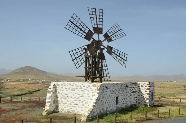 Spanien, Kanarische Insel, Windmühle — Stockfoto