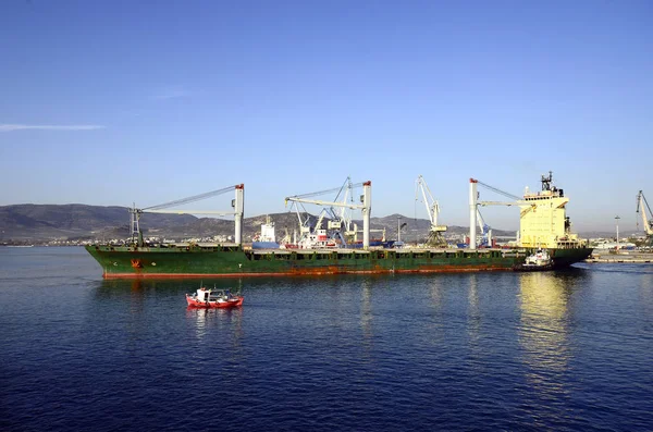 Grécia, Indústria, navio de carga no porto de Volos — Fotografia de Stock