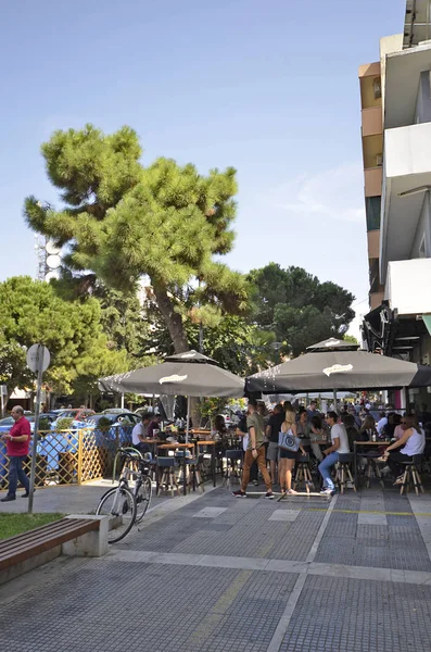 Griechenland, Ostmakedonien, Menschen und Café im Freien in Alexandroupolis — Stockfoto