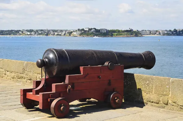 Fransa, Brittany, St. Malo, ortaçağ savaş topu