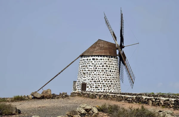 Испания, Канарские острова, остров Фуэртевентура, Ветряная мельница — стоковое фото